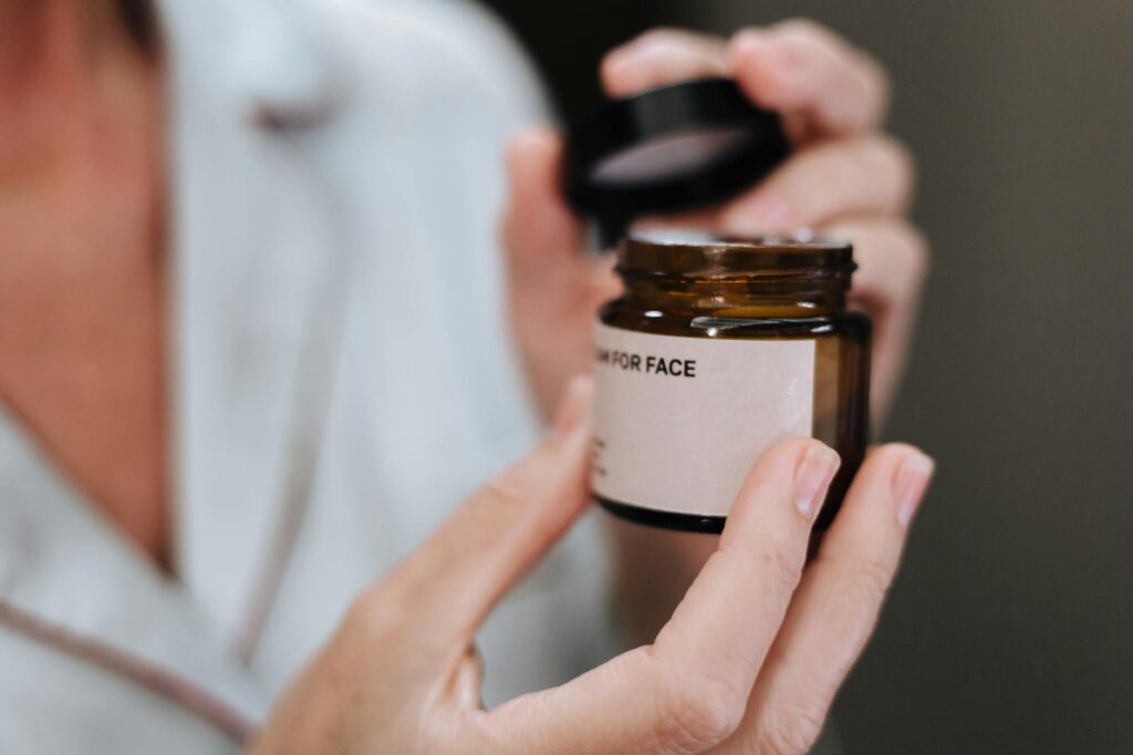 Cosmétique anti-âge bio : guide complet des 5 meilleurs après 50 ans