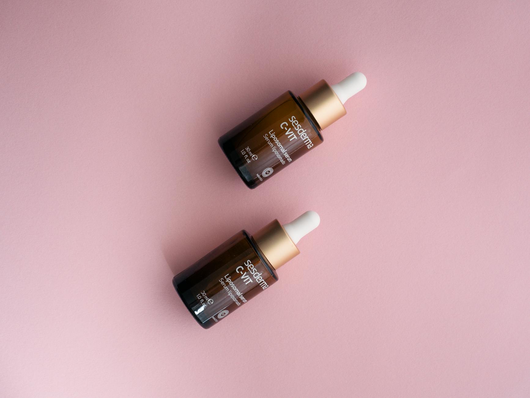 sérum à la vitamine C bio appliqué sur une peau mature avec taches hormonales