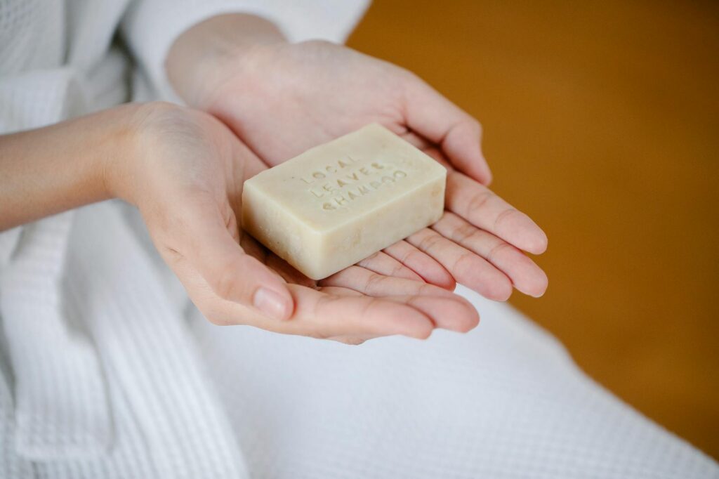 Shampooing solide bio : 5 meilleures références pour cheveux gras
