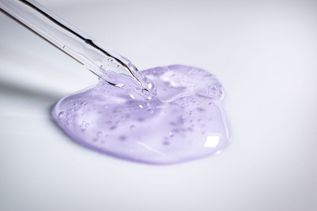 Sérum aux peptides : 4 formules testées sur peau mature, mon verdict 2026