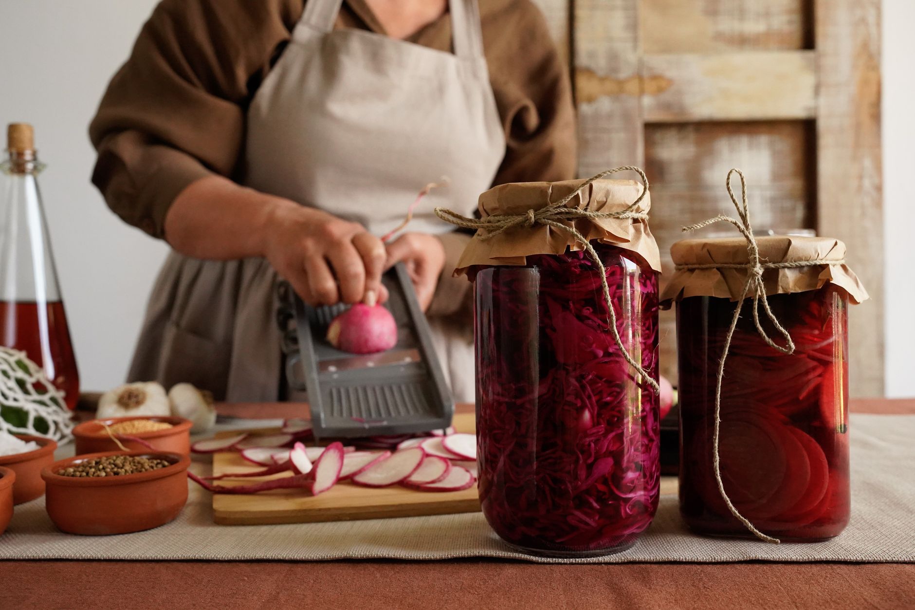 Bocaux d'aliments fermentés maison pour la périménopause